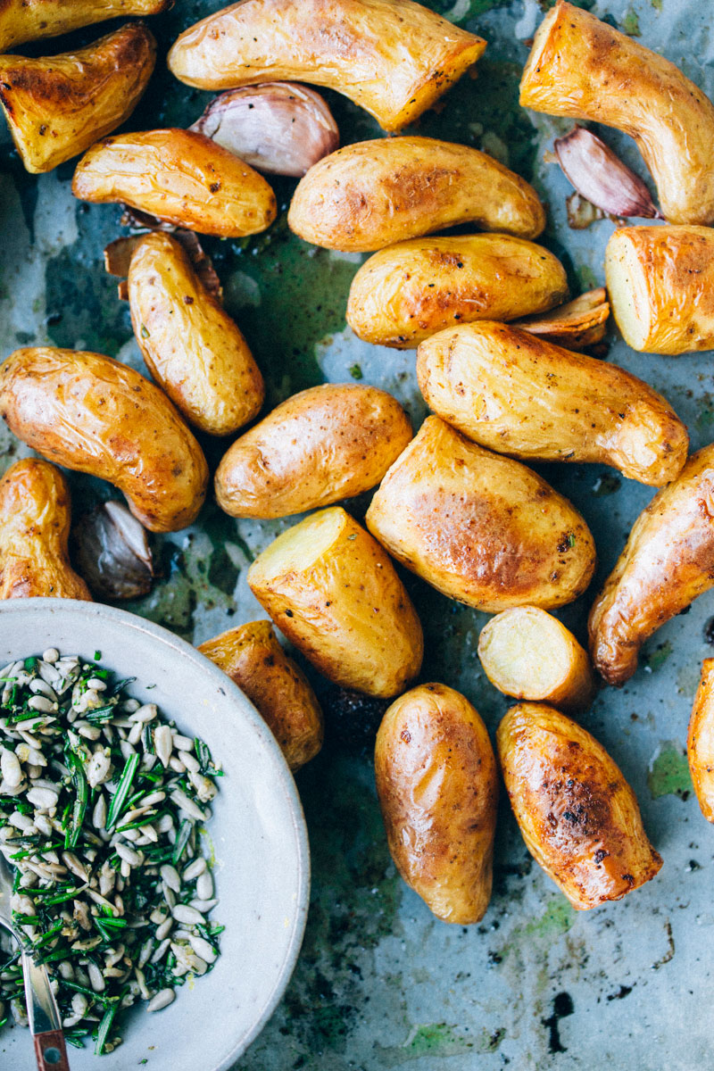Mini patatas horneadas con romero y semillas de girasol, lentejas y parmesano — Food to meet you.