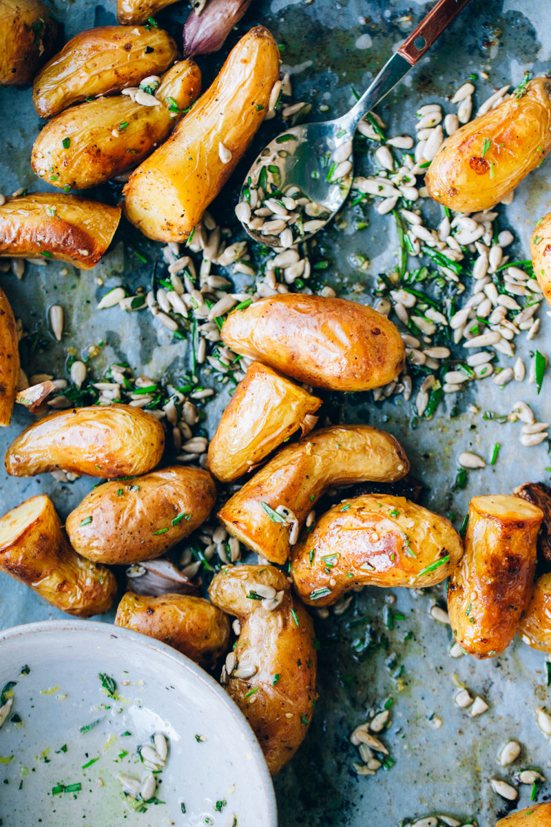 Mini patatas horneadas con romero y semillas de girasol, lentejas y parmesano — Food to meet you.