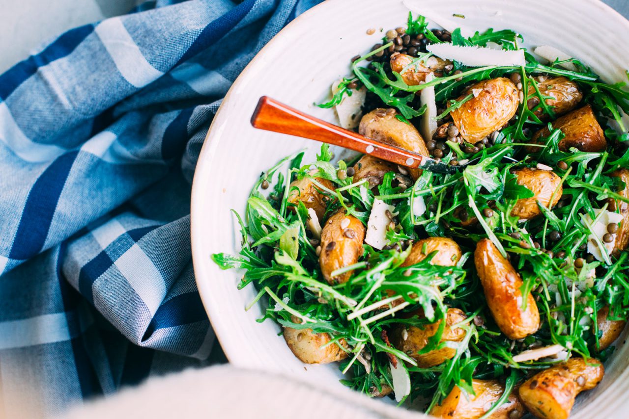 Mini patatas horneadas con romero y semillas de girasol, lentejas y parmesano — Food to meet you.